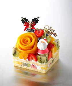 〈ハナフル〉マンゴーバラと季節のフルーツミックスケーキ