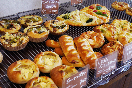 素材にこだわったスイーツ系や惣菜パンの多彩なラインナップ