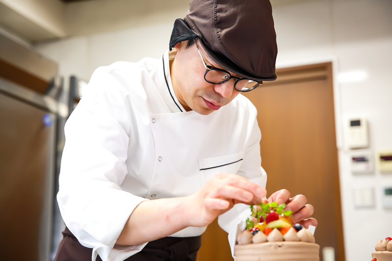 お菓子作りの原点を守り、素材を大切にしている白川シェフ。伝統の製法をベースにしながら、新しい感覚も常に取り入れています