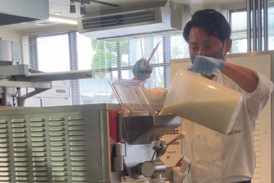 お客様の前で実際に機械を使う様子を見ていただきます!