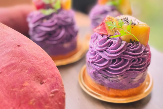 旬のフルーツや野菜、ドライフルーツをふんだんに使ったケーキとパンを製造