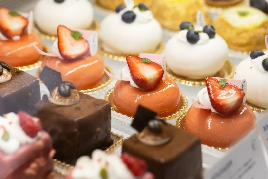 ショーケースで宝石のように輝く生菓子の数々