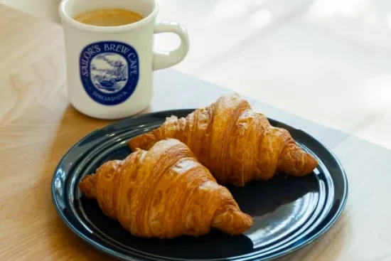 焼き立てクロワッサンが評判！海辺の静かなベーカリーカフェ