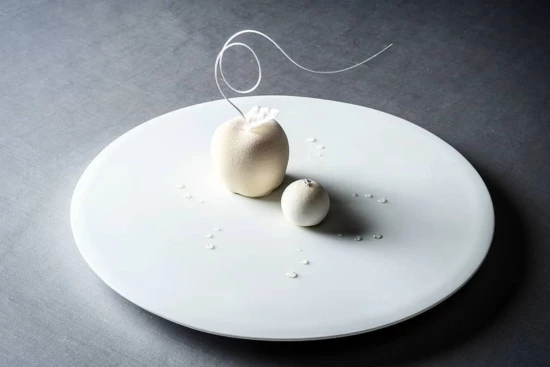 上質な料理に合わせた、華やかで洗練されたデセール