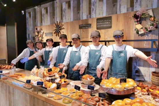 ベーグルを中心とした創作パンがそろう