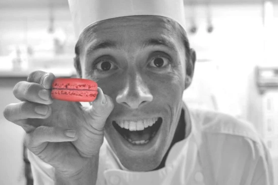 色とりどりのマカロンはなんと35種類以上！1日1000個以上を製造します