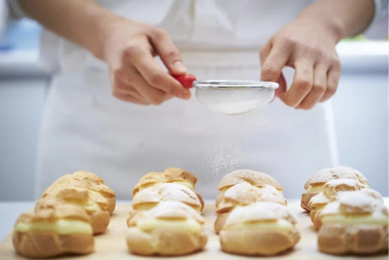 ライン作業ではなく、パティシエ経験が活かせる手仕事中心の環境