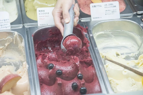 日本各地の生産者からから仕入れた味わい深いスイーツが魅力