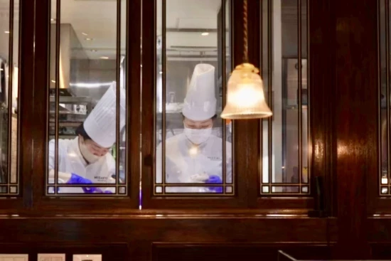 ガラス張りのキッチンで、お客様の笑顔が見える環境