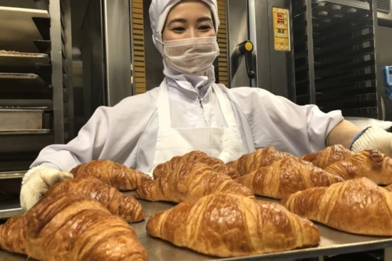 一社にいながらさまざまな国のパンづくりが学べる