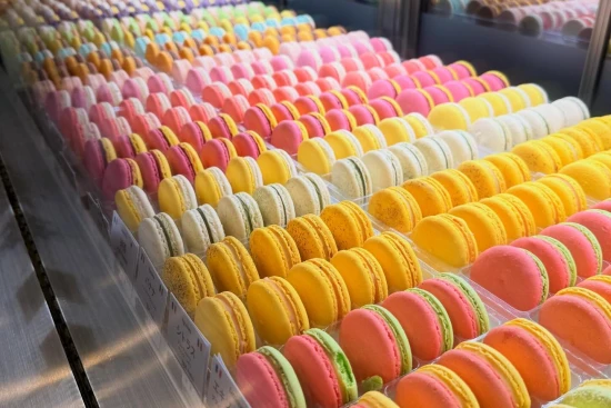 色とりどりのマカロンはなんと35種類以上！1日1000個以上を製造します
