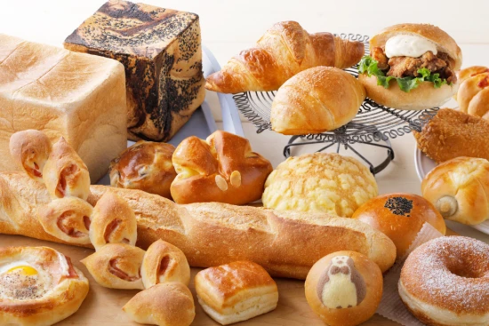 食パン、菓子パン、惣菜パンまで幅広いラインナップ